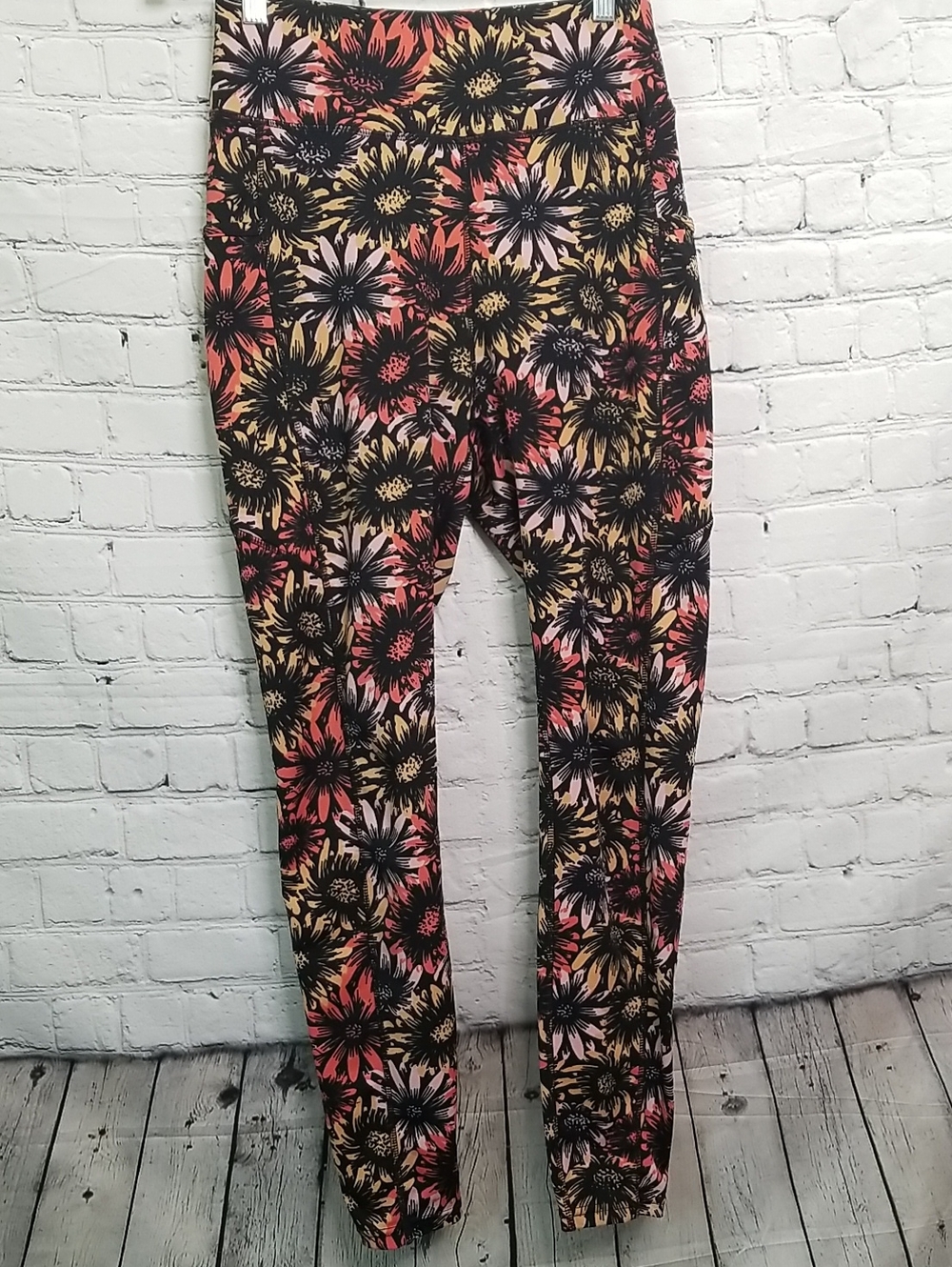 Pop Fit womens legging size Medium black/tan/red EUC